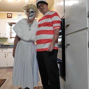 Size M Marilyn Monroe Costume including Faux Fur and Mask